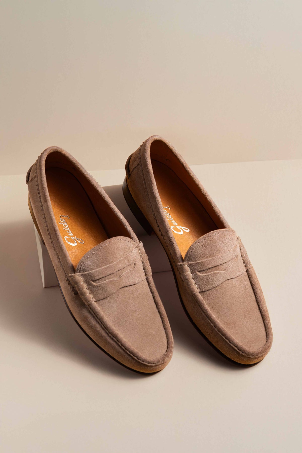 Mocasín Simple Suela 4225 con Vincha Triangular Gamuza Vizon