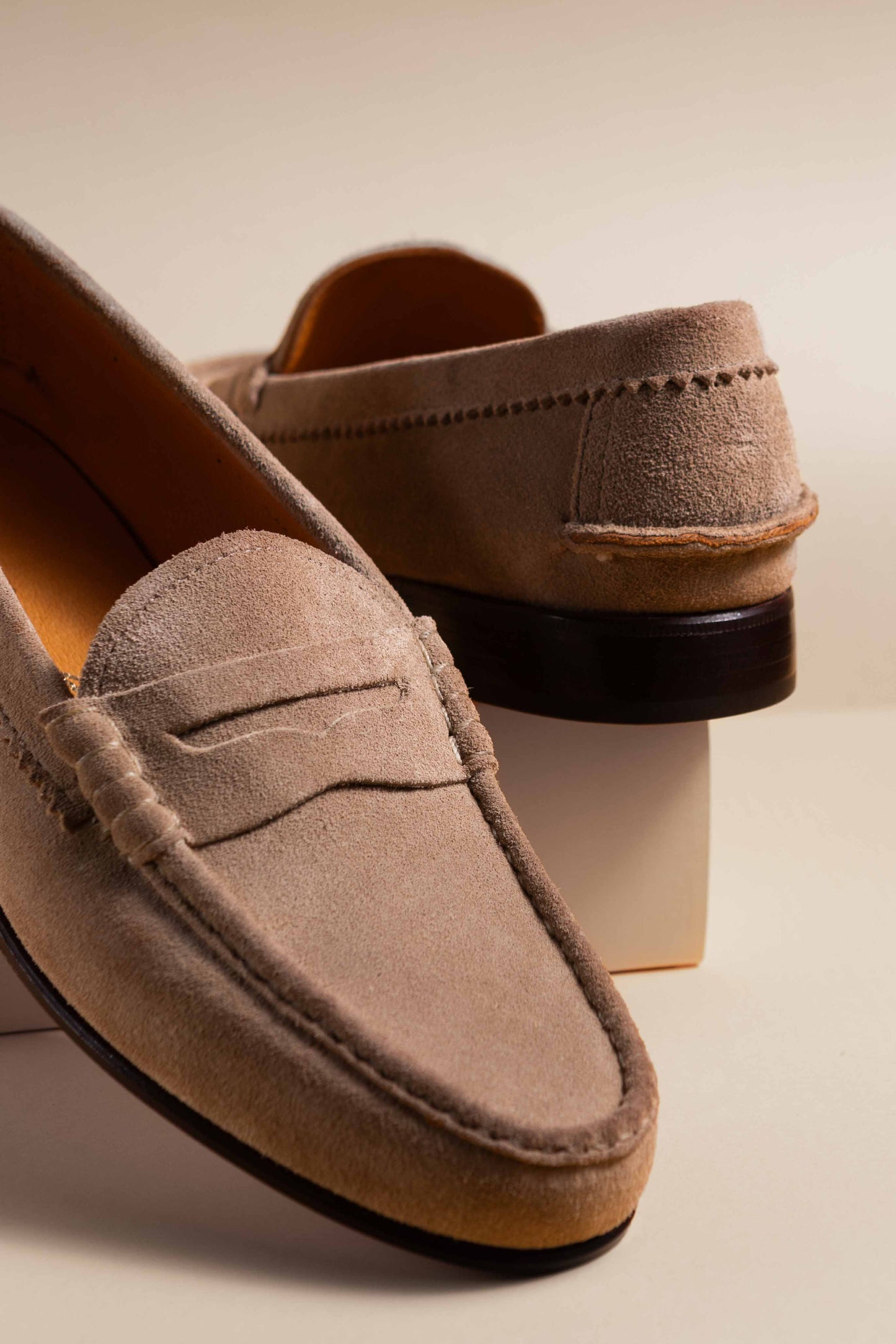 𝗣𝗥𝗘𝗩𝗘𝗡𝗧𝗔 - Mocasín Simple Suela con Vincha Triangular Gamuza Vizon