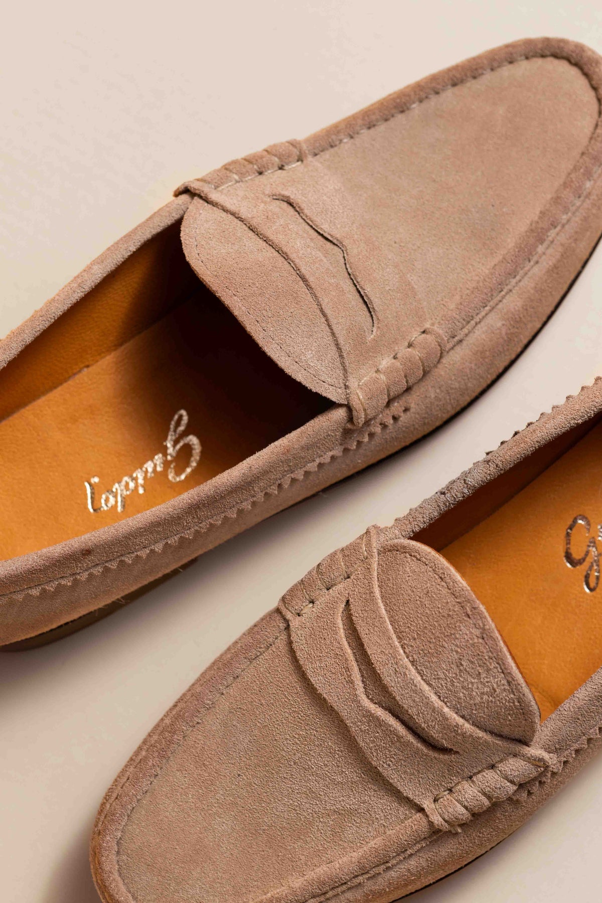 Mocasín Simple Suela 4225 con Vincha Triangular Gamuza Vizon