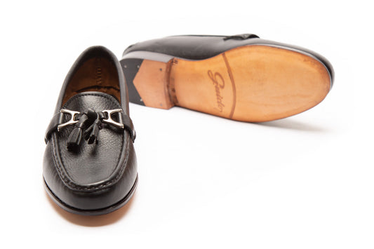 Mocasin con flecos y aplique dama negro