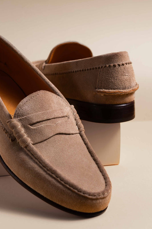 𝗣𝗥𝗘𝗩𝗘𝗡𝗧𝗔 - Mocasín Simple Suela con Vincha Triangular Gamuza Vizon