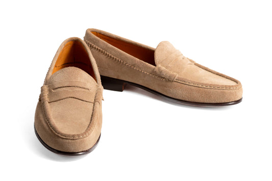 𝗣𝗥𝗘𝗩𝗘𝗡𝗧𝗔 - Mocasín Simple Suela con Vincha Triangular Gamuza Vizon