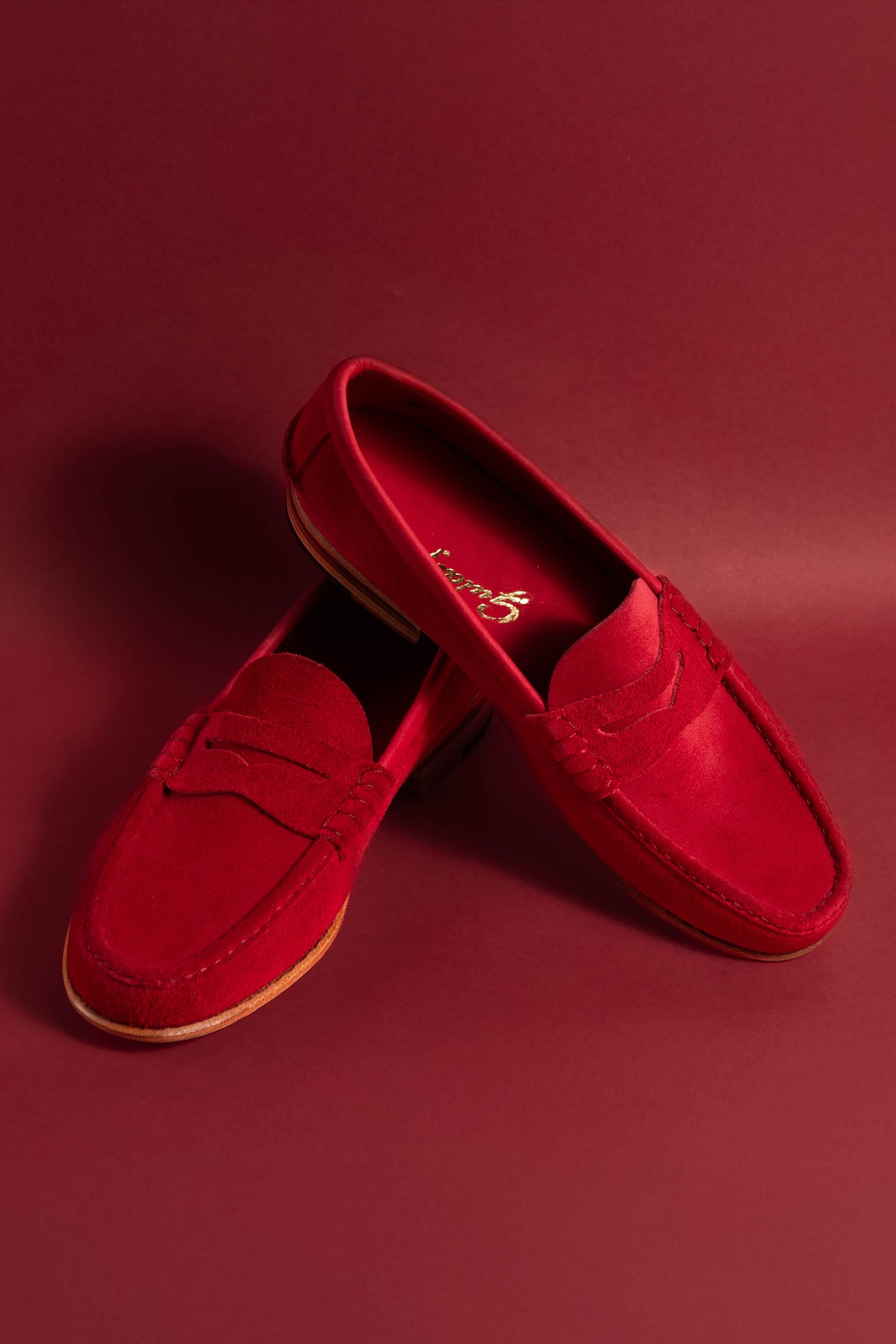 Mocasín Simple Suela con Vincha Triangular Gamuza Rojo