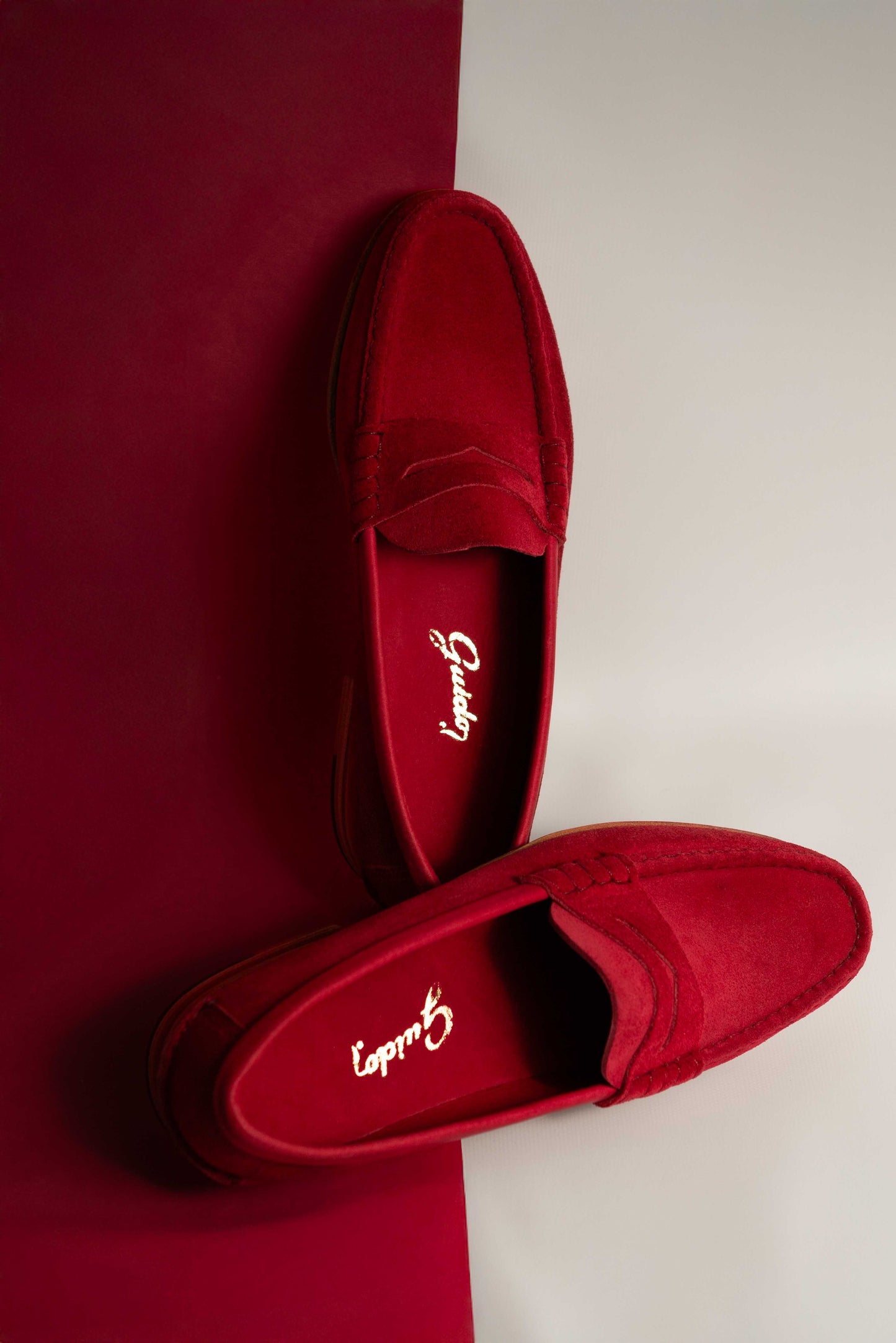 Mocasín Simple Suela con Vincha Triangular Gamuza Rojo